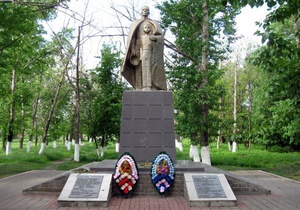 Памятники погибшим советским воинам с.Зенино